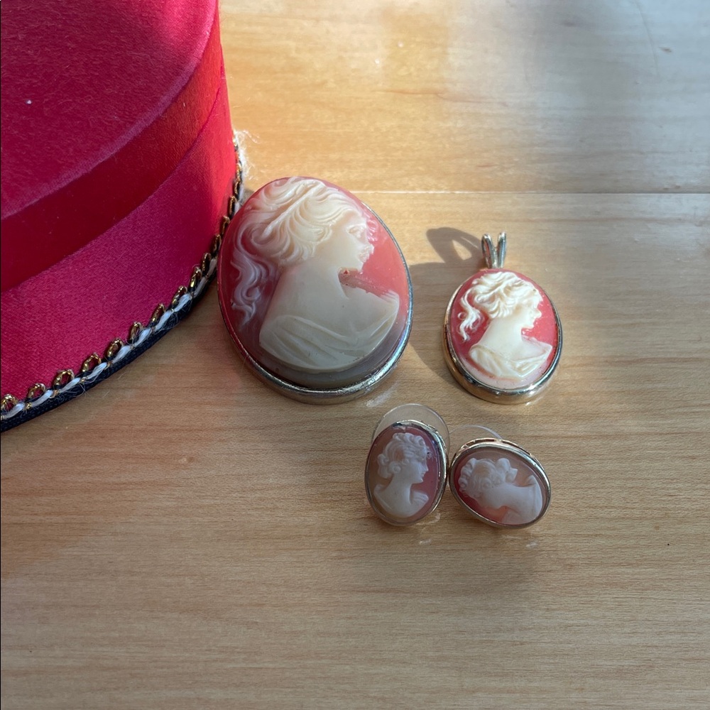 Vintage cameo set